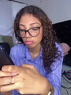 Azza  Slimene online show from October 2025 03:22:02 PM