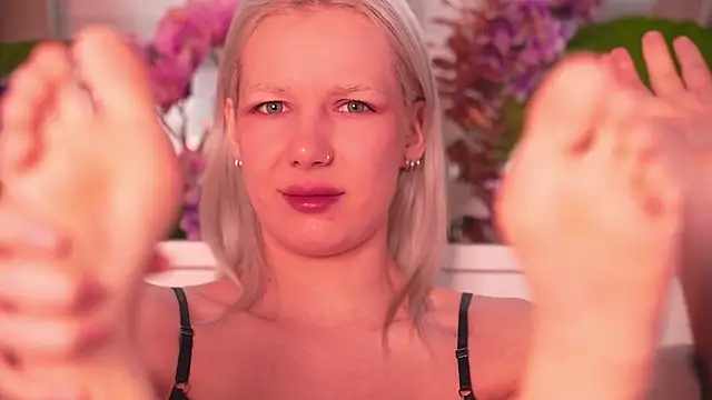 RanyThomson online show from November 2025 12:08:02 PM