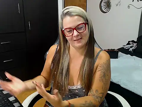 perlagoloza05 online show from October 2025 03:28:01 AM