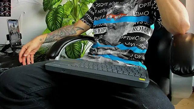 Snapshot of 2_fire chatting on November 2025 09:17:02 PM 2 fire online show from November 2025 09:17:02 PM