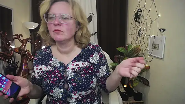 VestaWoody online show from October 2025 12:15:02 PM