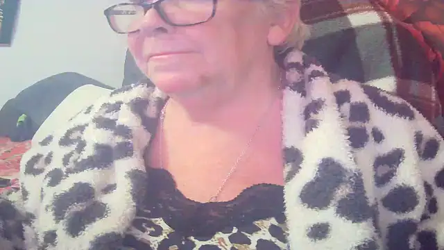 Playful MILF Demi online show from April 2026 07:30:02 PM