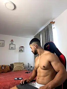 Ezzio Scolaro online show from November 2025 12:05:02 PM