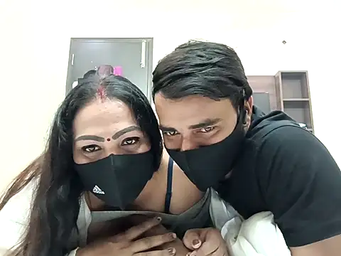 Snapshot of horny_milf_couple chatting on November 2025 06:06:02 PM horny milf couple online show from November 2025 06:06:02 PM