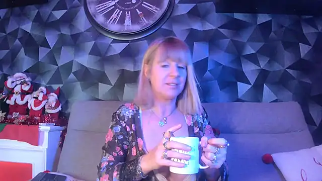 Snapshot of Delichieuse5 chatting on December 2024 08:40:01 PM Delichieuse5 online show from December 2024 08:40:01 PM