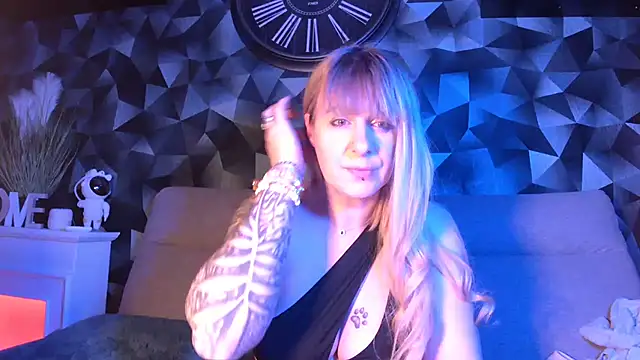 Snapshot of Delichieuse5 chatting on February 2025 08:14:02 PM Delichieuse5 online show from February 2025 08:14:02 PM