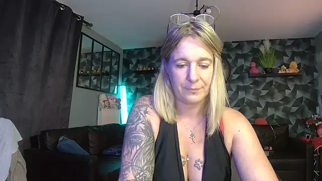 Snapshot of Delichieuse5 chatting on September 2025 07:48:01 PM Delichieuse5 online show from September 2025 07:48:01 PM