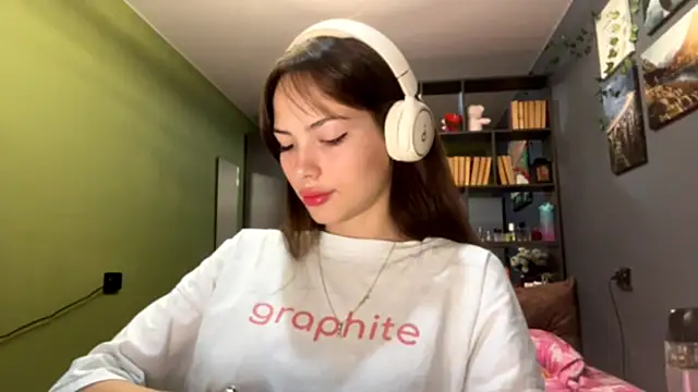 Snapshot of MysticAlisa chatting on October 2025 10:35:02 AM MysticAlisa online show from October 2025 10:35:02 AM