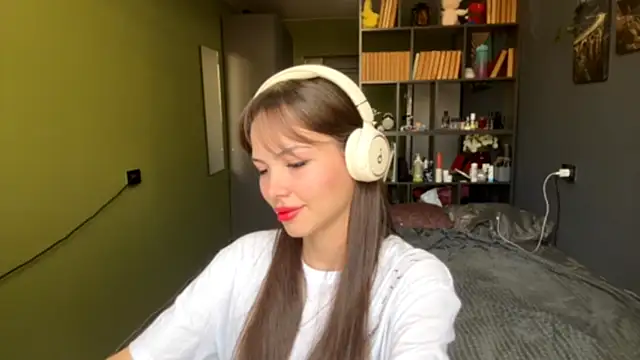 Snapshot of MysticAlisa chatting on October 2025 07:19:01 AM MysticAlisa online show from October 2025 07:19:01 AM