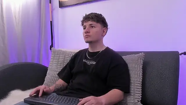 Leoo Miller online show from December 2025 04:30:02 AM