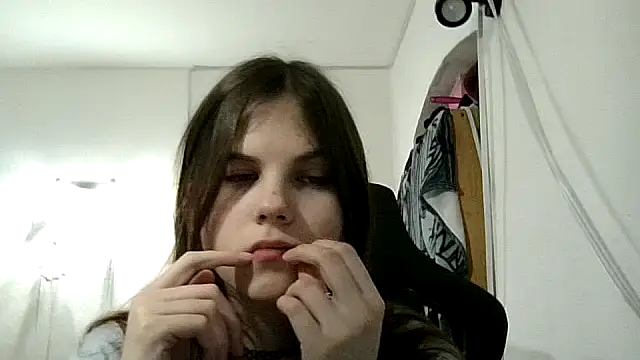 Snapshot of Alicemyrr chatting on February 2026 05:42:01 PM Alicemyrr online show from February 2026 05:42:01 PM