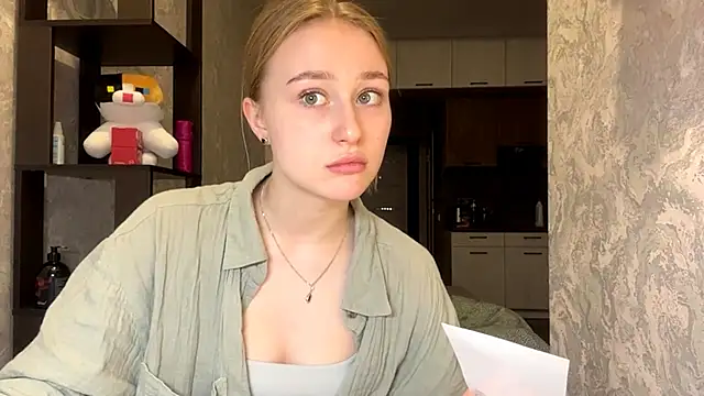 Snapshot of SenaWerre chatting on October 2025 03:18:01 PM SenaWerre online show from October 2025 03:18:01 PM