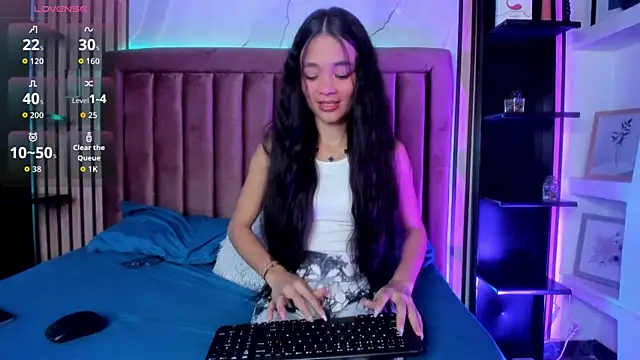 Snapshot of Isis_Blaze chatting on May 2026 03:33:01 AM Isis Blaze online show from May 2026 03:33:01 AM