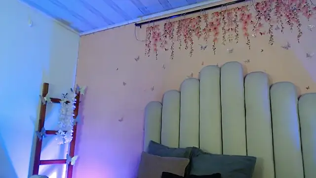 Snapshot of SweetRenata_ chatting on October 2025 11:17:01 AM SweetRenata online show from October 2025 11:17:01 AM