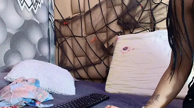 hannah teehn online show from October 2025 07:12:01 PM