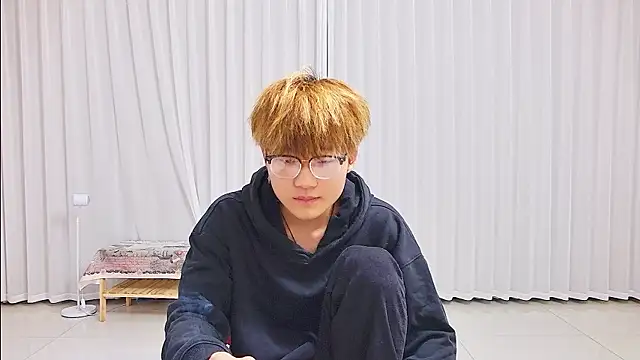 KK-cuteboy online show from April 2026 06:22:02 AM