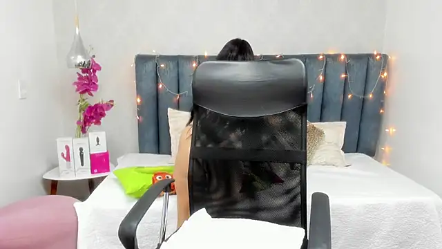 Sasha Grace online show from December 2025 08:03:02 PM