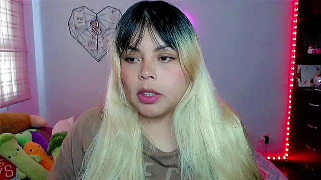 Snapshot of EllieMoonX chatting on December 2025 09:32:01 PM EllieMoonX online show from December 2025 09:32:01 PM