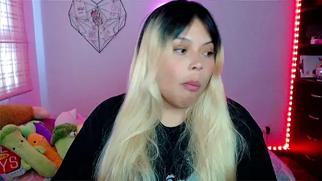 Snapshot of EllieMoonX chatting on December 2025 09:24:02 PM EllieMoonX online show from December 2025 09:24:02 PM