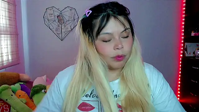 Snapshot of EllieMoonX chatting on December 2025 08:50:02 PM EllieMoonX online show from December 2025 08:50:02 PM