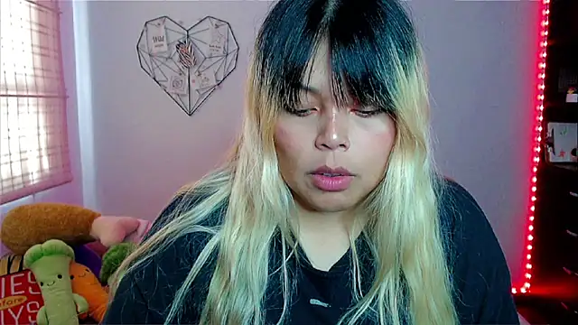 Snapshot of EllieMoonX chatting on December 2025 09:41:02 PM EllieMoonX online show from December 2025 09:41:02 PM