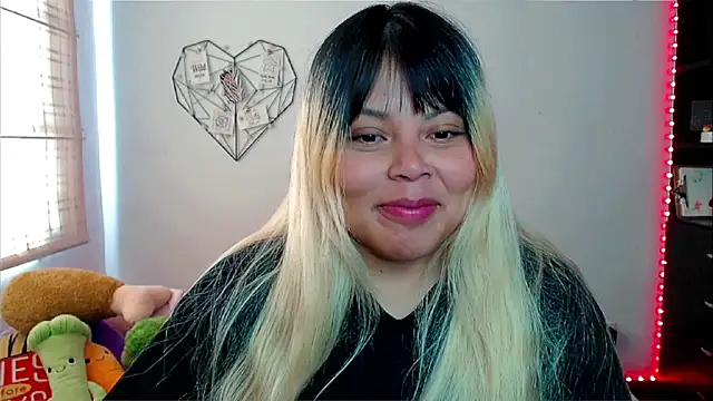 Snapshot of EllieMoonX chatting on December 2025 05:30:01 PM EllieMoonX online show from December 2025 05:30:01 PM