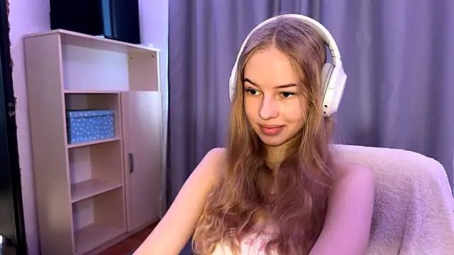 LunaCrave online show from October 2025 09:54:01 AM