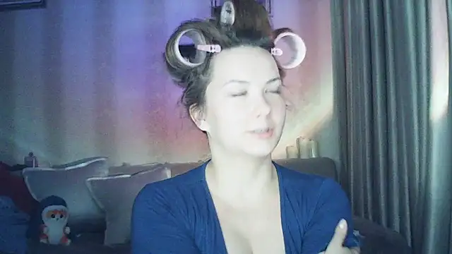 Snapshot of MoodieMira chatting on February 2026 03:19:02 PM MoodieMira online show from February 2026 03:19:02 PM