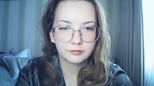 Snapshot of MoodieMira chatting on February 2026 01:07:01 PM MoodieMira online show from February 2026 01:07:01 PM