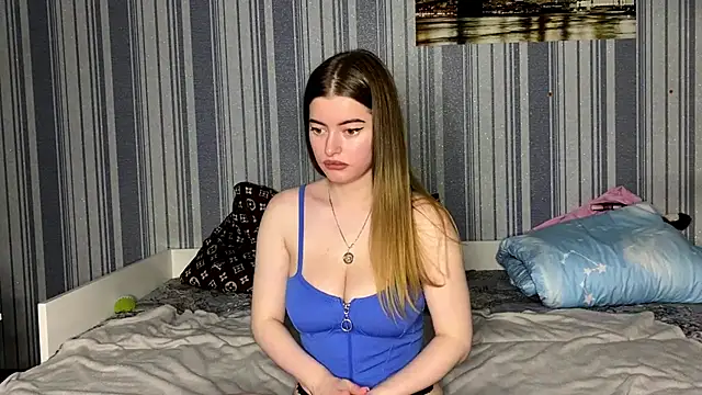 Snapshot of EmiliaCouple chatting on November 2025 01:57:02 PM EmiliaCouple online show from November 2025 01:57:02 PM