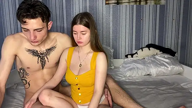 Snapshot of EmiliaCouple chatting on December 2025 12:14:01 PM EmiliaCouple online show from December 2025 12:14:01 PM