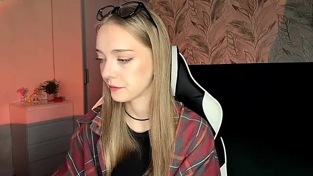 EvaPeace online show from November 2025 05:34:01 PM