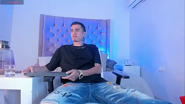 Snapshot of Ethan_Boy_ chatting on October 2025 09:39:01 PM Ethan Boy online show from October 2025 09:39:01 PM