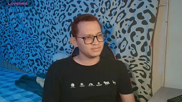 Snapshot of Josh_18cm chatting on October 2025 12:25:01 AM Josh 18cm online show from October 2025 12:25:01 AM