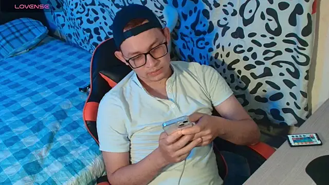 Snapshot of Josh_18cm chatting on October 2025 12:35:02 AM Josh 18cm online show from October 2025 12:35:02 AM