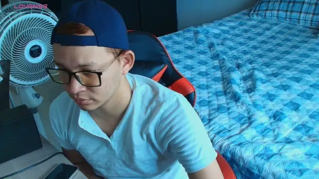 Snapshot of Josh_18cm chatting on October 2025 08:09:02 PM Josh 18cm online show from October 2025 08:09:02 PM