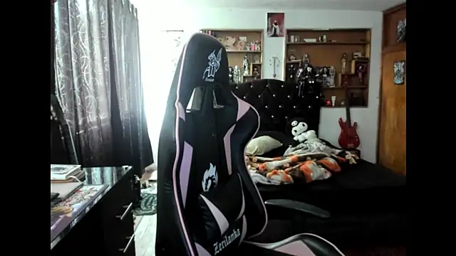 Snapshot of Maki_Zein_ chatting on October 2025 03:47:02 PM Maki Zein online show from October 2025 03:47:02 PM