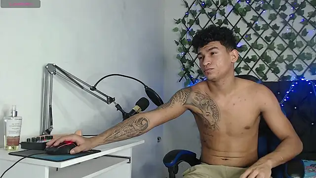 Angel LatinGuy online show from October 2025 08:32:01 PM