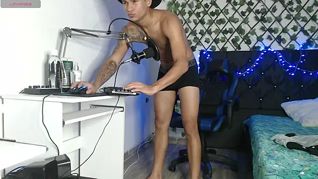 Angel LatinGuy online show from November 2025 10:12:01 PM