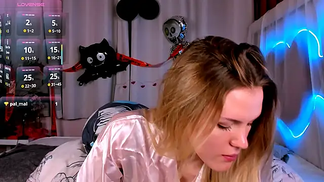 Snapshot of -KittyMoore chatting on November 2025 08:32:01 PM -KittyMoore online show from November 2025 08:32:01 PM