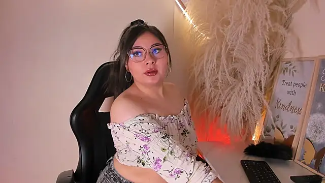 Snapshot of ZeleneJones chatting on October 2025 12:06:01 PM ZeleneJones online show from October 2025 12:06:01 PM