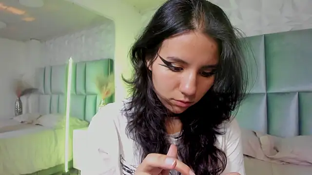 HollyPeach online show from March 2026 07:32:02 PM