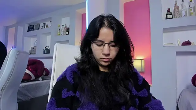 HollyPeach online show from April 2026 01:20:01 PM