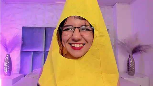 HollyPeach online show from April 2026 07:37:02 PM