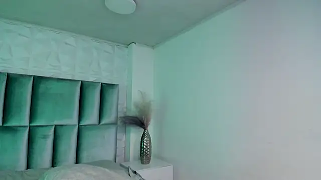 HollyPeach online show from April 2026 02:27:02 AM