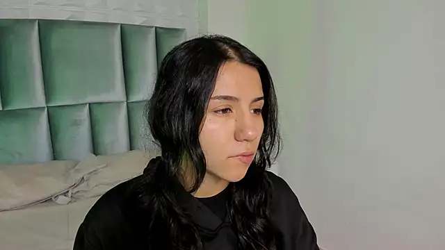 HollyPeach online show from April 2026 07:31:01 PM