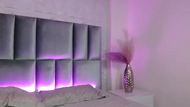 HollyPeach online show from May 2026 06:24:02 PM