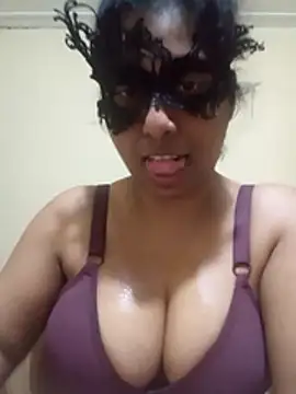 Snapshot of Expose_Queen chatting on November 2025 06:33:02 PM Expose Queen online show from November 2025 06:33:02 PM