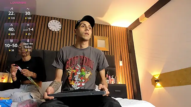 Snapshot of DerryAndIzzy chatting on October 2025 04:02:01 AM DerryAndIzzy online show from October 2025 04:02:01 AM