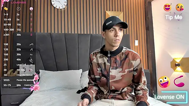 Snapshot of DerryAndIzzy chatting on October 2025 03:58:02 AM DerryAndIzzy online show from October 2025 03:58:02 AM